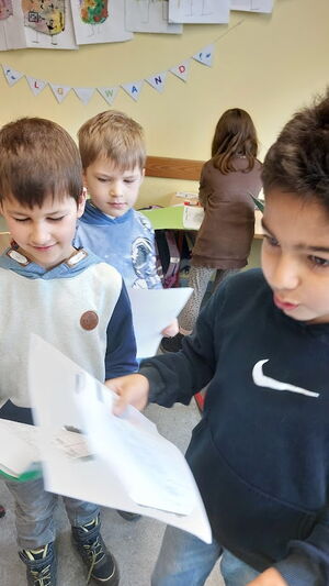 Kinder im Klassenzimmer beim Lernen