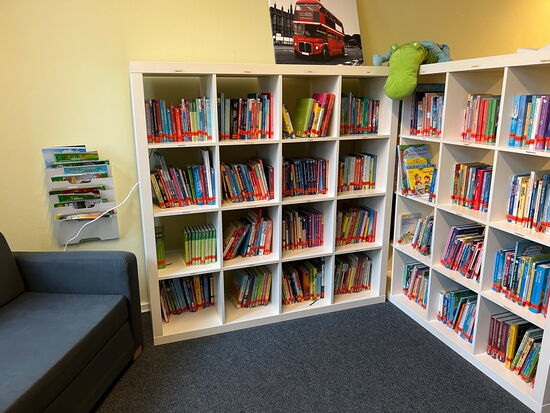 Bücherregale in der Bücherei