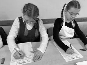 Schulkinder beim Projekt Schule früher