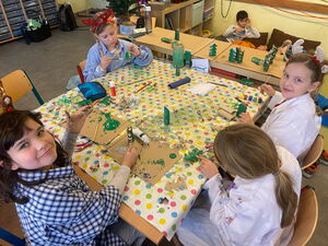 Schulkinder beim Basteln in der Schule