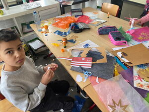 Schulkinder beim Basteln in der Schule