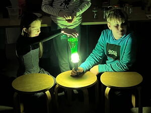 Schülerinnen und Schüler beim Experimentieren in Gruppen