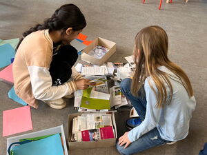 Schülerinnen und Schüler beim Basteln mit Kartons