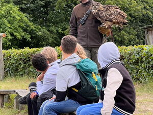 Kinder mit Wildvögeln