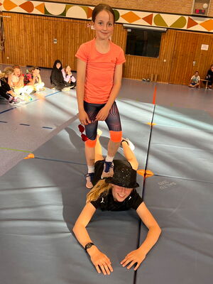 Kinder bei Gruppenspielen in der Halle