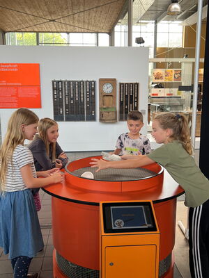 Schulkinder auf der Ausstellung Tuch und Technik