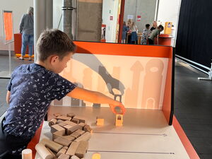 Schulkinder auf der Ausstellung Tuch und Technik