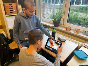 Schulkinder experimentieren mit Stop-Motion-Filmen