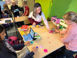 Schulkinder experimentieren mit Stop-Motion-Filmen