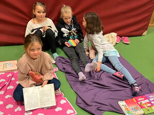 Schulkinder beim Bücherflohmarkt in der Turnhalle