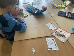 Schulkinder beim Basteln in der Schule