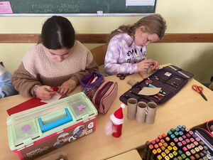 Schulkinder beim Basteln in der Schule