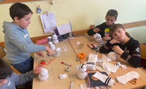 Schulkinder beim Basteln in der Schule