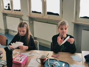 Schülerinnen und Schüler beim Weihnachtsbasteln