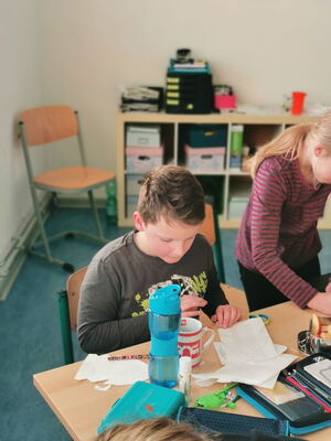 Schülerinnen und Schüler beim Weihnachtsbasteln