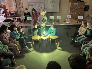 Schülerinnen und Schüler beim Experimentieren in Gruppen