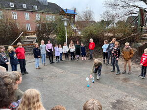 Schülerinnen und Schüler beim Experimentieren in Gruppen
