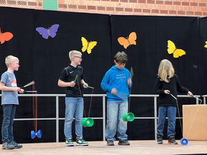 Kinder beim Spiel mit Diabolo
