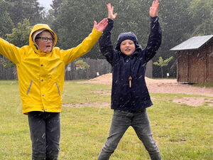 Kinder beim Wandern im Wald