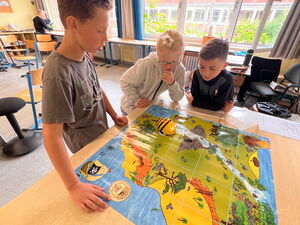 Schülerinnen und Schüler beim Experimentieren mit Beebots