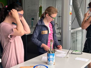 Schülerinnen und Schüler beim Experimentieren