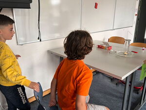 Schülerinnen und Schüler beim Experimentieren