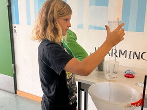 Schülerinnen und Schüler beim Experimentieren