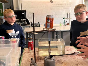 Schülerinnen und Schüler beim Experimentieren