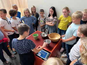 Schulkinder auf der Ausstellung Tuch und Technik