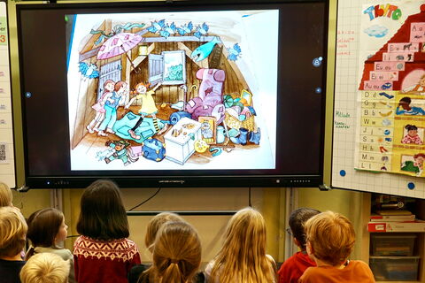 Kinder vor dem Smartboard