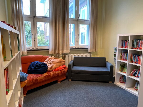 Bücherregale in der Bücherei
