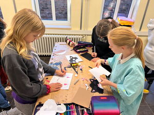 Kinder beim Basteln am Tisch