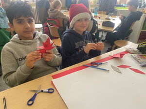 Schulkinder beim Basteln in der Schule