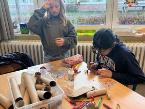 Schülerinnen und Schüler beim Weihnachtsbasteln