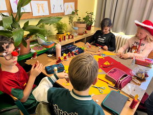 Schülerinnen und Schüler beim Weihnachtsbasteln