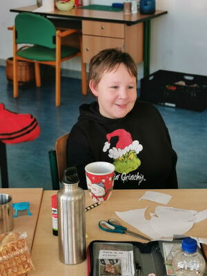 Schülerinnen und Schüler beim Weihnachtsbasteln