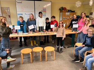 Schülerinnen und Schüler beim Experimentieren in Gruppen
