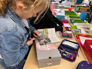 Schülerinnen und Schüler beim Zeichnen von Wappen