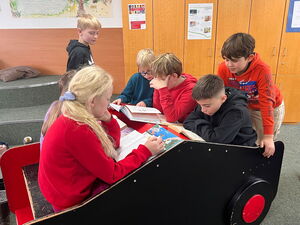 Kleinere Kindergruppe beim Lesen