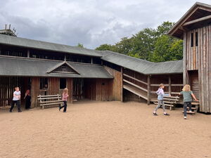 Kinder beim Spielen auf Klettergerüsten