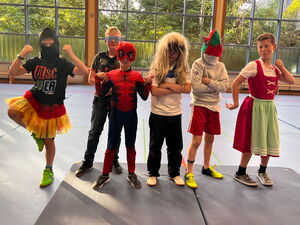 Kinder bei Gruppenspielen in der Halle