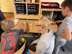 Schülerinnen und Schüler beim Experimentieren mit Beebots