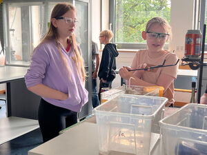 Schülerinnen und Schüler beim Experimentieren