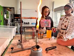 Schülerinnen und Schüler beim Experimentieren