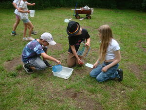 Schülerinnen und Schüler beim Programm im Park