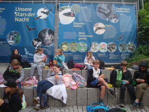 Pause vor einem Plakat im Park