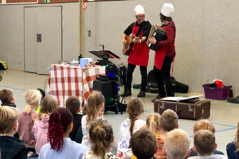 Theatervorführung in der Turnhalle