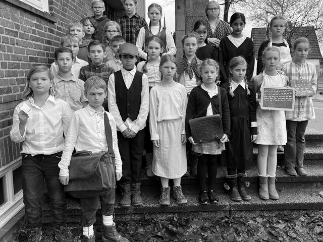 Schulkinder beim Projekt Schule früher