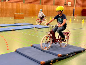 Kind beim Fahrradtraining