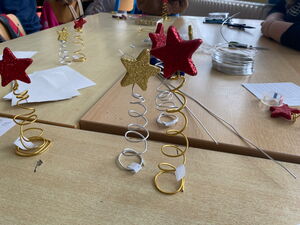 Von Schulkindern hergestellte Weihnachtsdeko